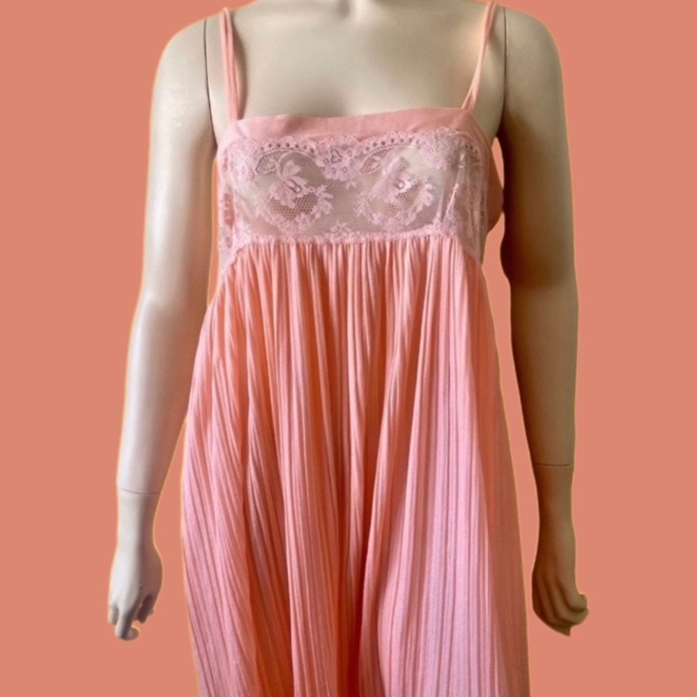 1970s Peach Grecian Pleated Lace Maxi Nightgown Annique by Rosa Puleo Szule